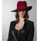 chapeau-rouge-bonnie-femme-is-by-linda-paris-scaled