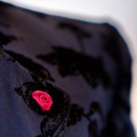 details-manchette-veste-bleu-marine-motifs-noirs
